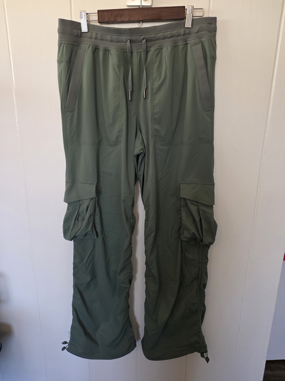 Lululemon Dance Studio Relaxed Fit Mide Rise Cargos Size L
